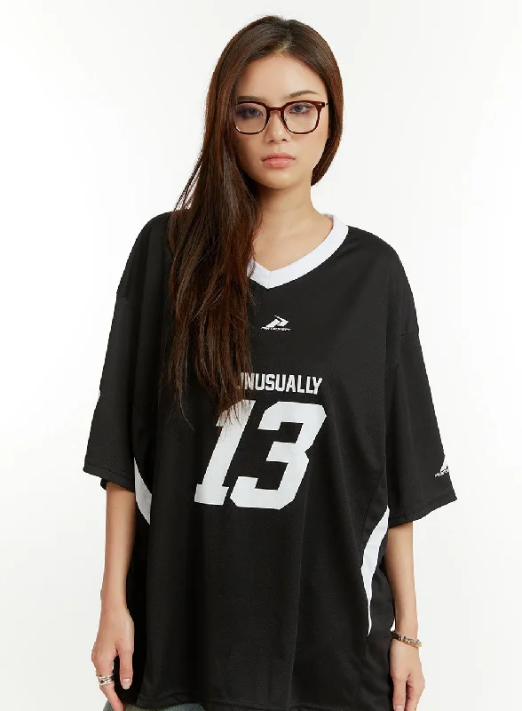 Oversize V-Neck Graphic Tee CU421